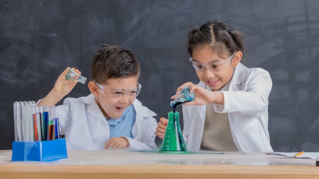 STEM İlkokul öğrencileri deney yapıyor