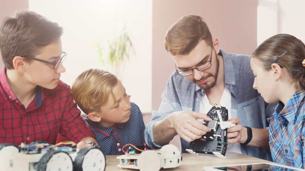STEM Öğretmeni öğrencileri ile çalışıyor